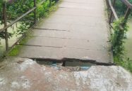 বাকেরগঞ্জে ভাঙা ব্রিজে পথচারীদের ভোগান্তি, দ্রুত সংস্কারের দাবি