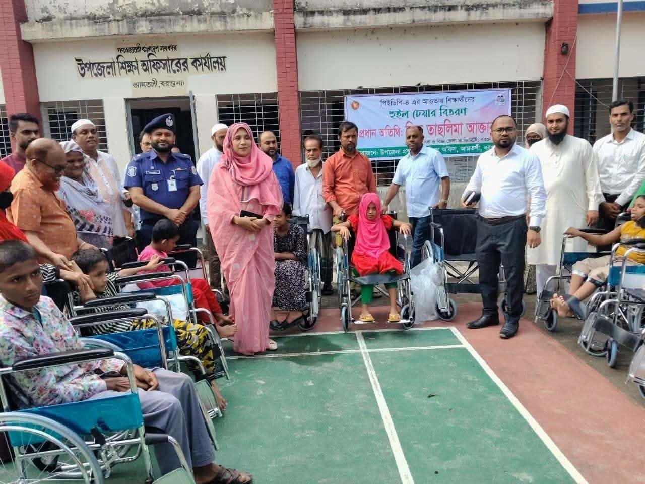 হুইলচেয়ারে এগিয়ে চলার স্বপ্ন, আমতলীর ৯ বিশেষ চাহিদাসম্পন্ন শিক্ষার্থীর মুখে হাসি