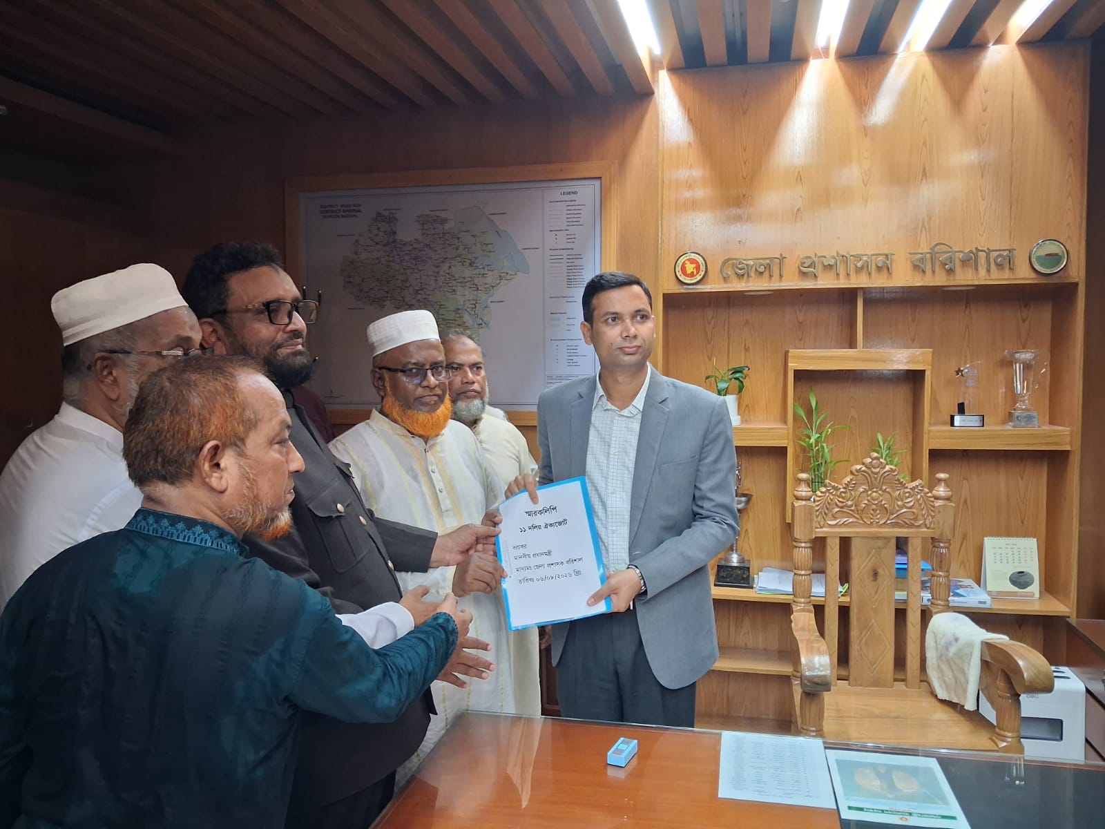 বরিশালে ১১ দলীয় ঐক্যের অবস্থান কর্মসূচি ও প্রধানমন্ত্রী বরাবর স্মারকলিপি প্রদান