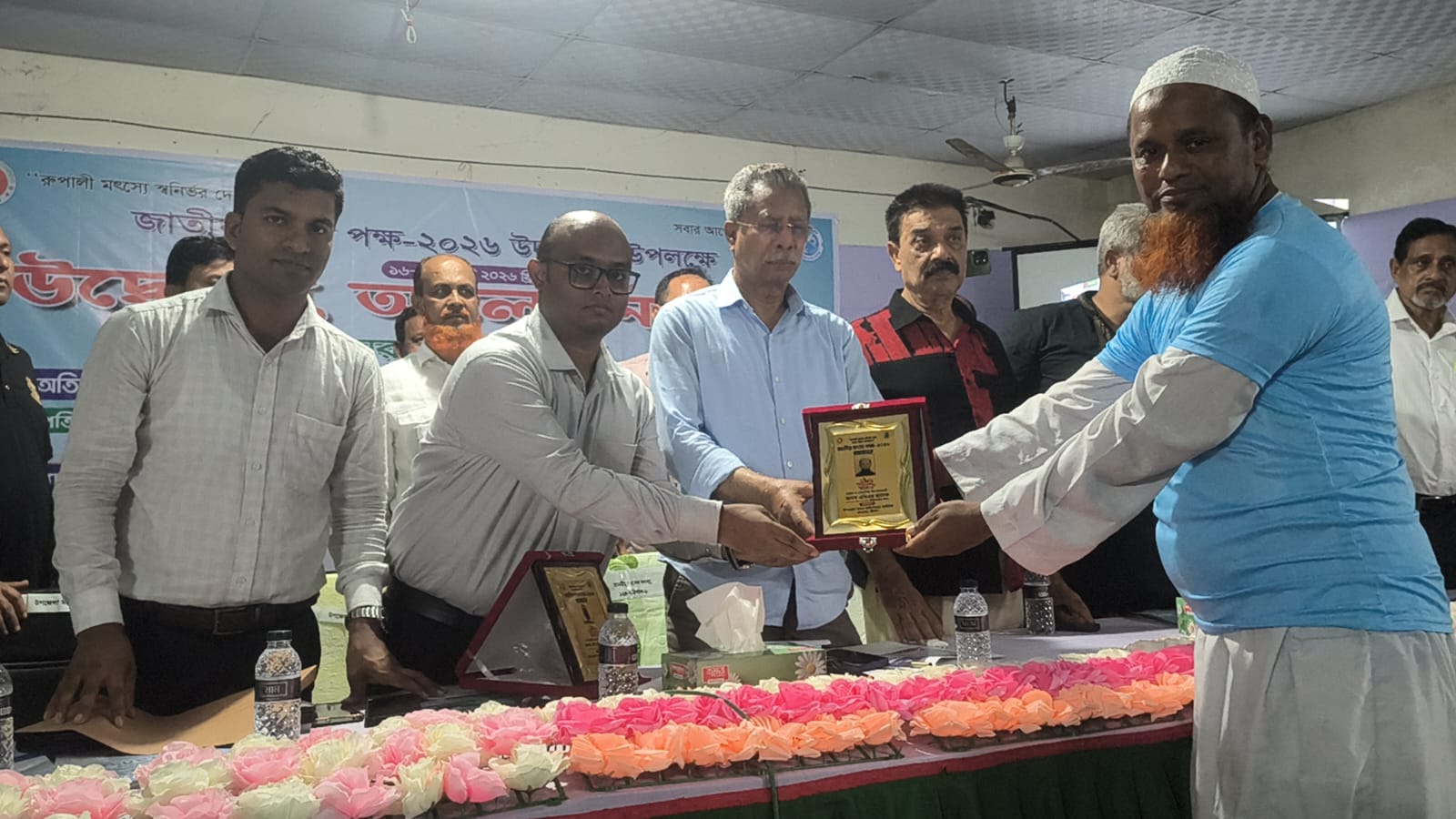 বাকেরগঞ্জে সফল মৎস্য চাষিদের মাঝে পুরস্কার বিতরণ