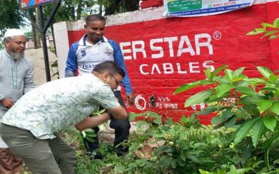 সড়কের পাশের ঝোপঝাড় নিজ হাতে পরিষ্কার করে প্রশংসায় বাকেরগঞ্জের ইউএনও