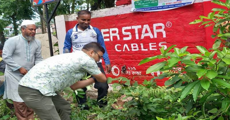 সড়কের পাশের ঝোপঝাড় নিজ হাতে পরিষ্কার করে প্রশংসায় বাকেরগঞ্জের ইউএনও