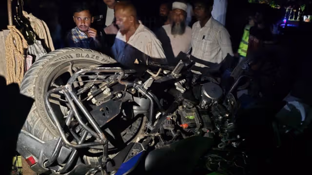 মোটরসাইকেলে ঘুরতে গিয়ে গাড়িচাপায় ৩ বন্ধু নিহত