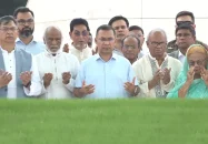 জিয়াউর রহমান ও খালেদা জিয়ার কবরে প্রধানমন্ত্রীর শ্রদ্ধা