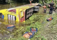 বরিশালে নিয়ন্ত্রণ হারিয়ে পুকুরে যাত্রীবাহী বাস
