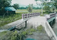বেতাগীতে সেতু আছে, পথ নেই, ঝুঁকি নিয়ে পারাপার