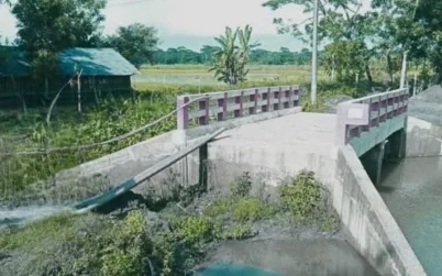 বেতাগীতে সেতু আছে, পথ নেই, ঝুঁকি নিয়ে পারাপার