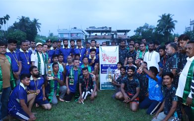 জীবননগর থানা ও প্রেসক্লাবের মধ্যকার প্রীতি ফুটবল ম্যাচ ১-১ গোলে ড্র