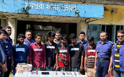 মনপুরায় ডাকাতির সময় ৬ জলদস্যুকে পুলিশে দিলেন জেলেরা