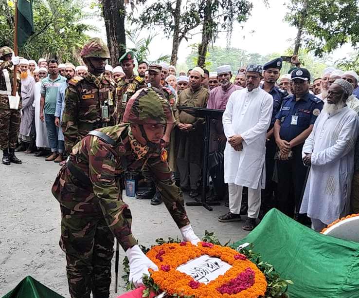বাকেরগঞ্জে মুক্তিযোদ্ধা কমান্ডার কেরামত আলী হাওলাদারের রাষ্ট্রীয় মর্যাদায় দাফন সম্পন্ন