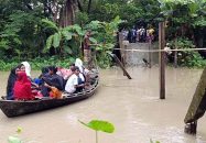 তালতলীতে সেতু ভেঙে যোগাযোগ বিচ্ছিন্ন, নৌকায় পার হচ্ছে শিক্ষার্থীরা