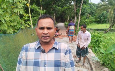 শোলকে বেহাল সড়ক সংস্কারে এগিয়ে এলেন পলাশ কুন্ড