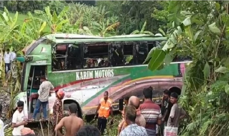 গোপালগঞ্জে বাস খাদে পড়ে নিহত ৩, আহত অন্তত ৩০