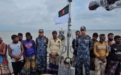 বঙ্গোপসাগরে ইঞ্জিন বিকল ট্রলারসহ ১২ জেলেকে উদ্ধার করল নৌবাহিনী