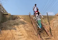 গাজীপুরে ৯ কোটি টাকার সেতুতে নেই সংযোগ সড়ক, মই বেয়ে পারাপার