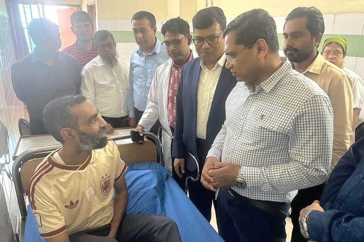 খুলনার সেই সাইফুলকে দেখতে হাসপাতালে প্রধানমন্ত্রীর ব্যক্তিগত চিকিৎসক ডা. বিটু