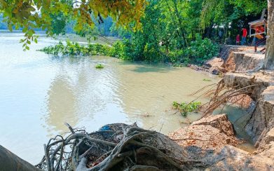 খায়রাবাদ নদী ভাঙনে শতাধিক পরিবারের বসতভিটা নদীগর্ভে