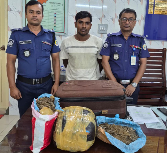 মঠবাড়িয়ায় ৪ কেজি গাঁজাসহ যুবক গ্রেফতার