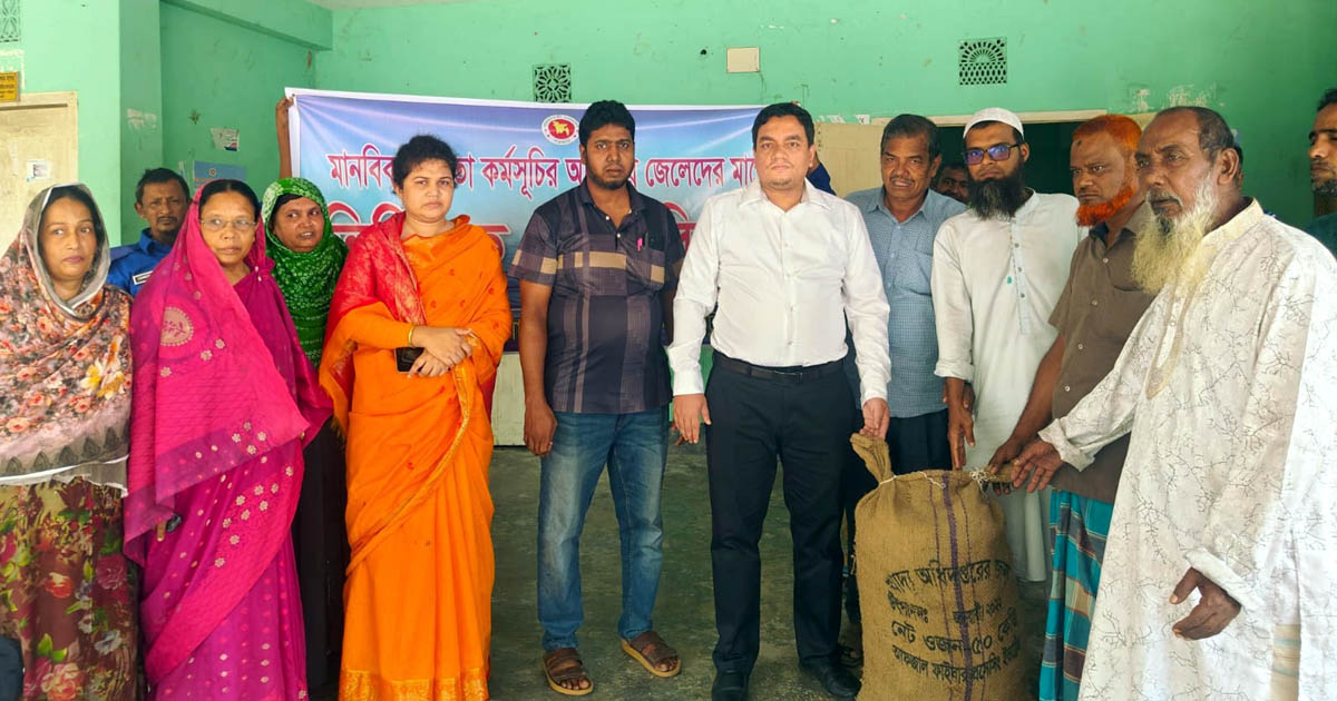 দুমকিতে ৩৯৭ জেলে পরিবারকে চাল বিতরণ