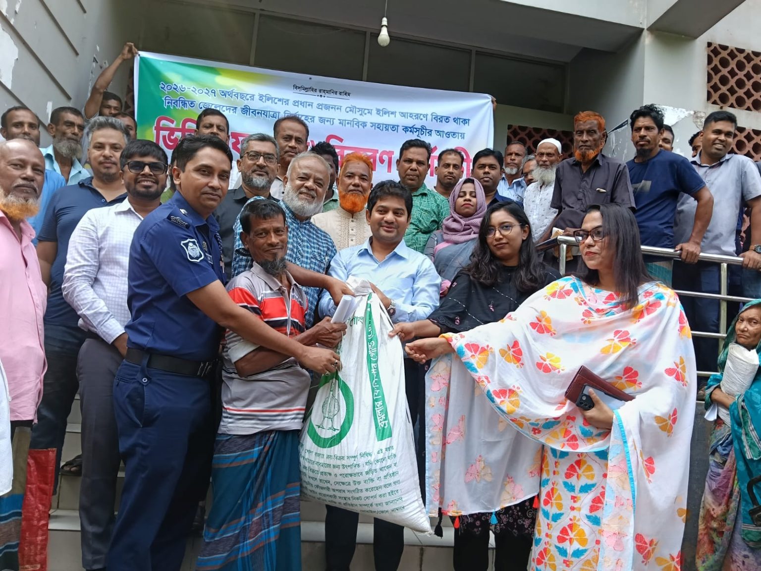উজিরপুরে ৩৪০০ জেলের মাঝে ভিজিএফের চাল বিতরণ