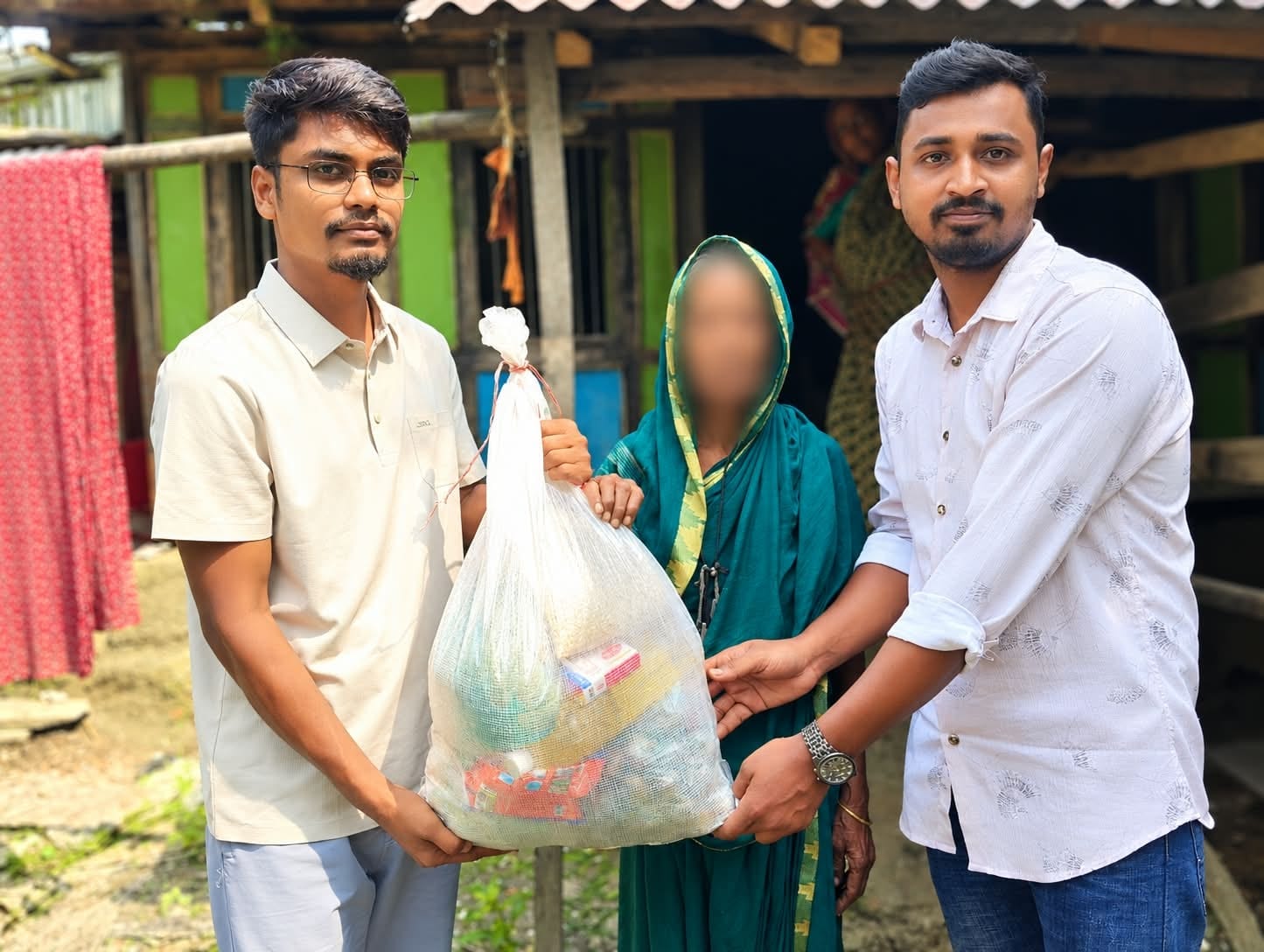 আমতলীতে অসহায় বৃদ্ধার পাশে স্বপ্নছোঁয়া স্বেচ্ছাসেবী যুব সংগঠন