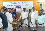 বাকেরগঞ্জে গ্রাম পুলিশদের মাঝে বাইসাইকেল ও পোশাক বিতরণ