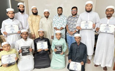 বরিশালে হাফেজ শিক্ষার্থীদের স্পোকেন ইংলিশ কোর্স সম্পন্ন, সনদ ও বই বিতরণ