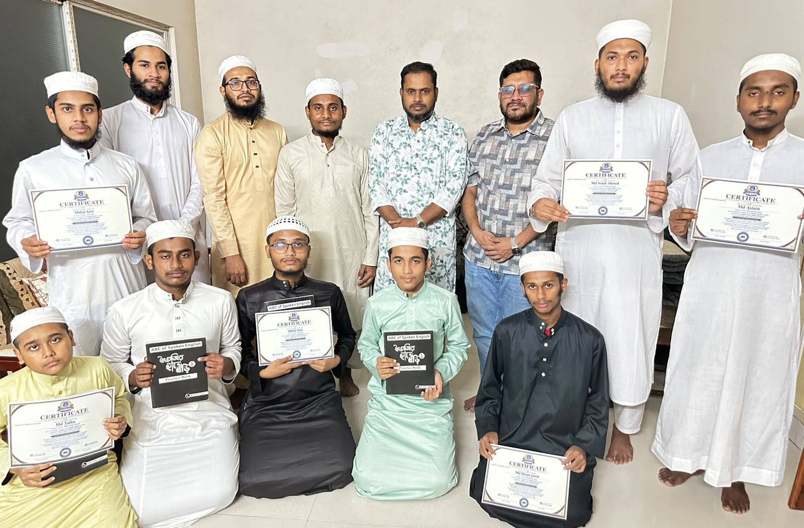 বরিশালে হাফেজ শিক্ষার্থীদের স্পোকেন ইংলিশ কোর্স সম্পন্ন, সনদ ও বই বিতরণ