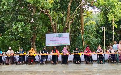 উজিরপুরে ১১ অসচ্ছল নারীর মাঝে সেলাই মেশিন বিতরণ