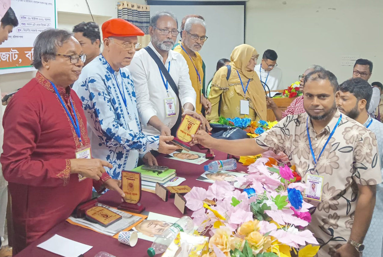 শেরেবাংলা সম্মাননা পেলেন কথা সাহিত্যিক মামুন-অর-রশিদ